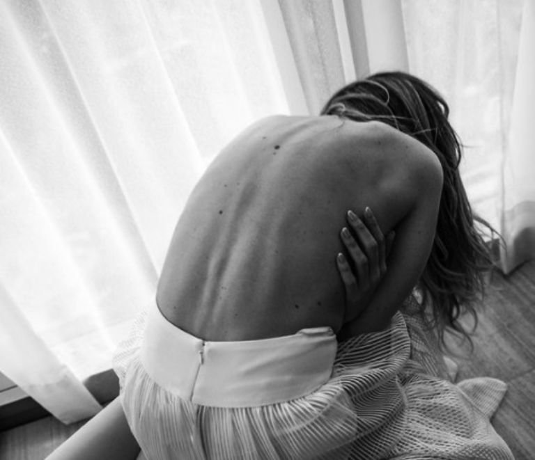 Camila Sodi posa topless y deja ver sus lunares y un tatuaje