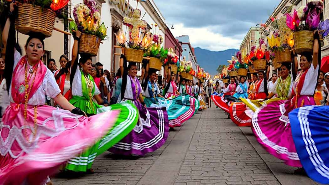 Este lunes 20 de julio ha dado inicio la Guelaguetza 2020, la máxima festividad del estado de Oaxaca en la que se juntan las diferentes culturas de las ocho regiones: Cañada, Papaloapan, Mixteca, Sierra norte, Valles Centrales, Istmo, Sierra Sur y Costa, en un solo lugar. Este lunes 20 de julio ha dado inicio la Guelaguetza 2020, la máxima festividad del estado de Oaxaca en la que se juntan las diferentes culturas de las ocho regiones: Cañada, Papaloapan, Mixteca, Sierra norte, Valles Centrales, Istmo, Sierra Sur y Costa, en un solo lugar.
