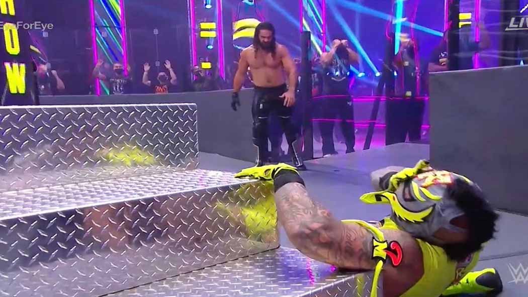 El combate dejó helados a todos. Rollins doblegó a Misterio y lo llevó hasta la escalera metálica donde azotó su cabeza contra una de las esquinas. Esto provocó una lesión en el ojo del enmascarado. Por lo que se detuvo de inmediato el combate y obviamente se dictó a ganador al autodenominado «Mesías». El combate dejó helados a todos. Rollins doblegó a Misterio y lo llevó hasta la escalera metálica donde azotó su cabeza contra una de las esquinas. Esto provocó una lesión en el ojo del enmascarado. Por lo que se detuvo de inmediato el combate y obviamente se dictó a ganador al autodenominado «Mesías».
