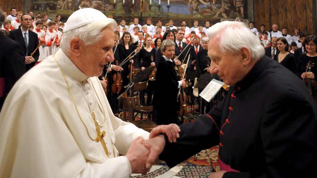 Georg Ratzinger, hermano mayor del Papa emérito, muere a la edad de 96 años. Se encontraba en Ratisbona, la ciudad donde vivió la mayor parte de su larga vida. Con su fallecimiento, Joseph Ratzinger - que el pasado 18 de junio quiso hacer el viaje en avión para volver a ver a su hermano moribundo - pierde al único miembro de la familia que seguía vivo. Al convertirse en sacerdotes el mismo día, los dos hermanos - uno músico y profesor de un famoso coro, el otro teólogo y por lo tanto obispo, cardenal y papa - estuvieron siempre muy unidos. Georg Ratzinger, hermano mayor del Papa emérito, muere a la edad de 96 años. Se encontraba en Ratisbona, la ciudad donde vivió la mayor parte de su larga vida. Con su fallecimiento, Joseph Ratzinger - que el pasado 18 de junio quiso hacer el viaje en avión para volver a ver a su hermano moribundo - pierde al único miembro de la familia que seguía vivo. Al convertirse en sacerdotes el mismo día, los dos hermanos - uno músico y profesor de un famoso coro, el otro teólogo y por lo tanto obispo, cardenal y papa - estuvieron siempre muy unidos.