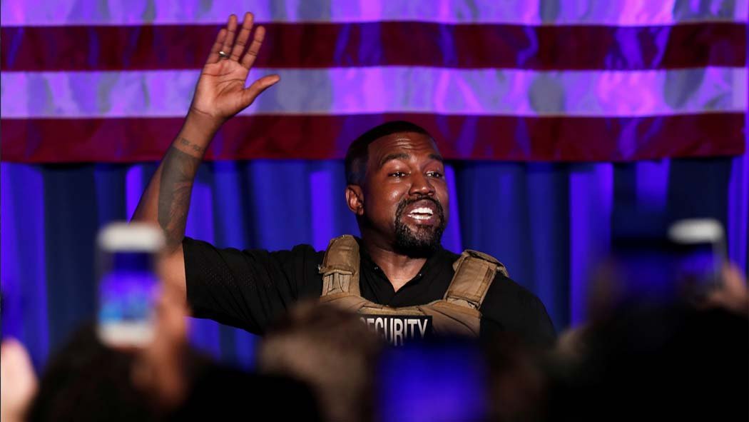 El rapero Kanye West protagonizó este domingo su primer acto de campaña tras anunciar su candidatura a la presidencia de Estados Unidos, un peculiar mitin en Carolina del Sur en el que propuso premiar con un millón de dólares a quienes tengan un bebé y generó polémica con unos comentarios sobre la esclavitud. El rapero Kanye West protagonizó este domingo su primer acto de campaña tras anunciar su candidatura a la presidencia de Estados Unidos, un peculiar mitin en Carolina del Sur en el que propuso premiar con un millón de dólares a quienes tengan un bebé y generó polémica con unos comentarios sobre la esclavitud.