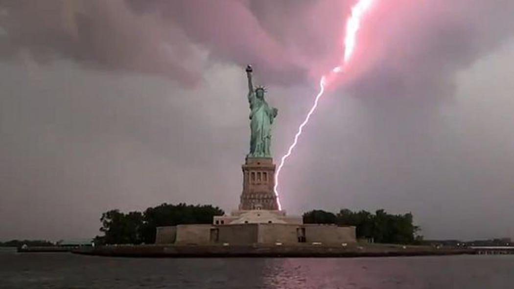 Una tormenta y la icónica Estatua de la Libertad en Nueva York se combinaron para un espectáculo visual. Una tormenta y la icónica Estatua de la Libertad en Nueva York se combinaron para un espectáculo visual.