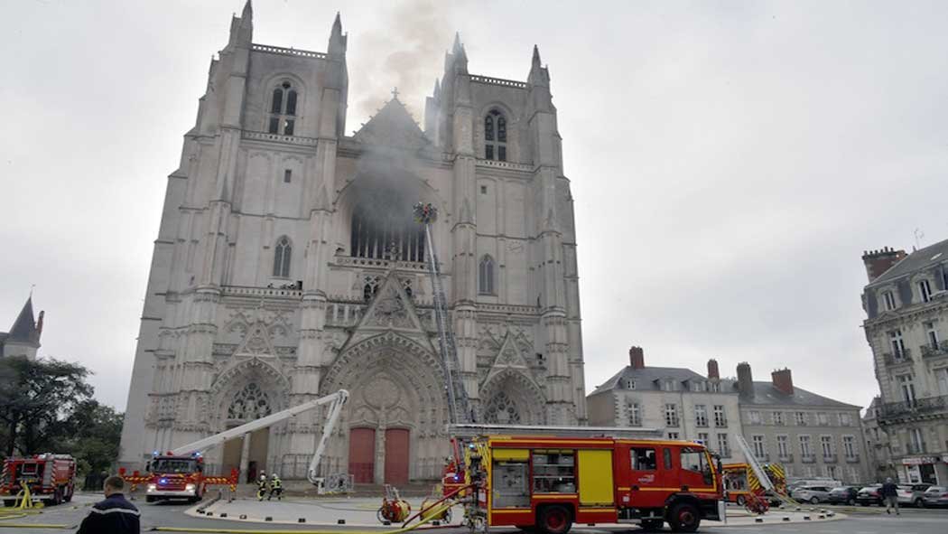 Un incendio quemaba el sábado una catedral gótica en la ciudad de Nantes, en el oeste de Francia, rompiendo las vidrieras y provocado una nube de humo negro desde sus torres mientras los bomberos luchaban contra las llamas. Un incendio quemaba el sábado una catedral gótica en la ciudad de Nantes, en el oeste de Francia, rompiendo las vidrieras y provocado una nube de humo negro desde sus torres mientras los bomberos luchaban contra las llamas.