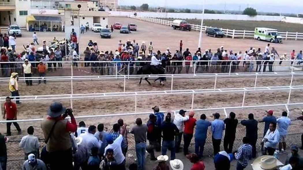 Cinco personas muertas fue el saldo de una agresión entre asistentes a un evento de carreras de caballos este domingo en Hidalgo. Cinco personas muertas fue el saldo de una agresión entre asistentes a un evento de carreras de caballos este domingo en Hidalgo.