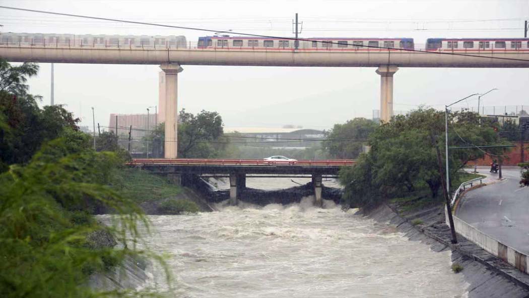 Desde la madrugada del domingo, la tormenta tropical Hanna llegó a Nuevo León con intensas lluvias que han provocado inundaciones, desborde el arroyo Topo Chico y tres desaparecidos, uno de ellos un niño de 11 años.