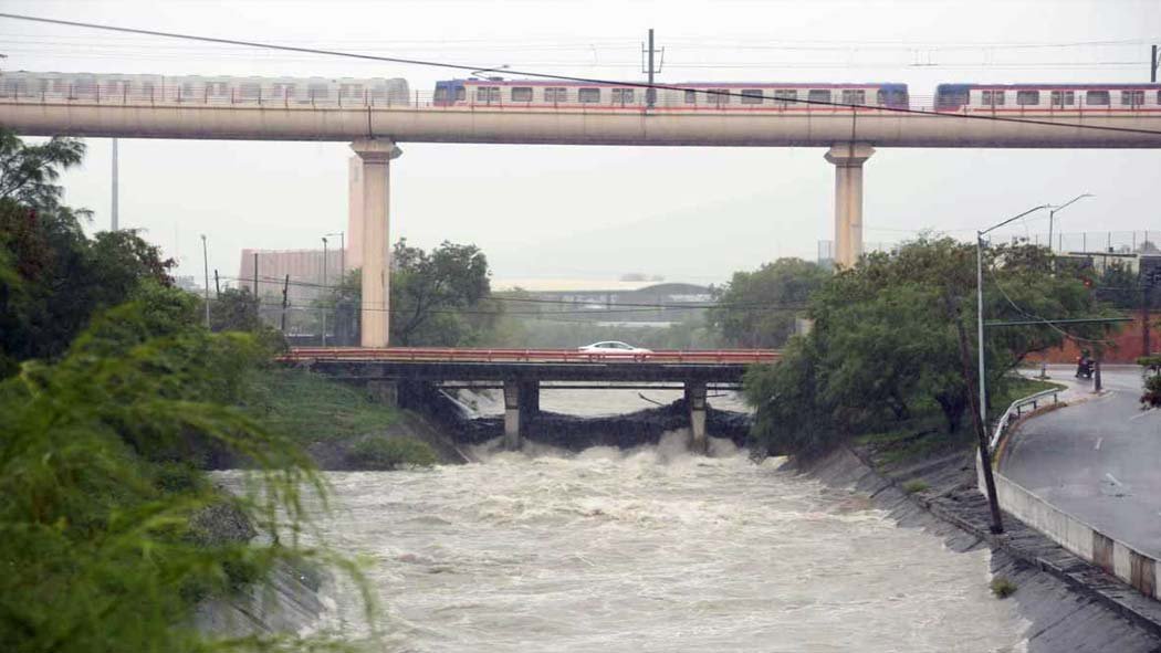 Desde la madrugada del domingo, la tormenta tropical Hanna llegó a Nuevo León con intensas lluvias que han provocado inundaciones, desborde el arroyo Topo Chico y tres desaparecidos, uno de ellos un niño de 11 años. Desde la madrugada del domingo, la tormenta tropical Hanna llegó a Nuevo León con intensas lluvias que han provocado inundaciones, desborde el arroyo Topo Chico y tres desaparecidos, uno de ellos un niño de 11 años.
