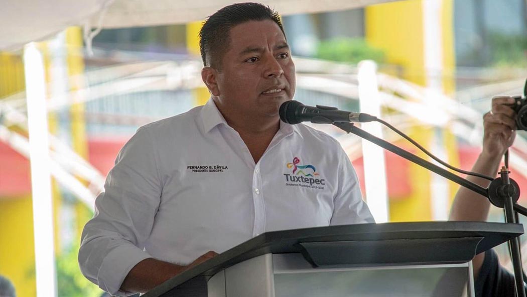 Tras más de un mes de luchar contra el Covid-19, el presidente municipal de San Juan Bautista Tuxtepec, Fernando Bautista Davila, falleció la noche de este jueves.