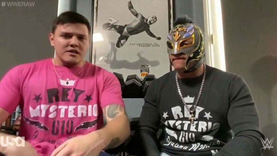 Después de todo lo que se habló sobre el retiro de Rey Mysterio, el propio enmascarado habló y dijo que todavía NO es un hecho, además, Dominik, su hijo, mandó una amenaza a Seth Rollins.