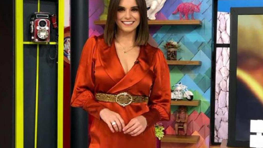 En este primer día frente a las cámaras de la revista matutina de Televisa, Tania Rincón lució contenta de estar con sus compañeros Andrea Legarreta, Raúl Araiza y Jorge “El Burro” Van Rankin. En este primer día frente a las cámaras de la revista matutina de Televisa, Tania Rincón lució contenta de estar con sus compañeros Andrea Legarreta, Raúl Araiza y Jorge “El Burro” Van Rankin.