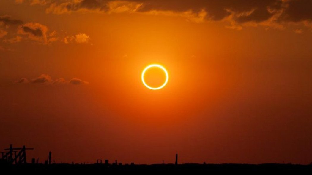 El eclipse anular solar tendrá lugar este domingo 21 de junio, justo un día después del solsticio de verano, y se podrá divisar de forma parcial desde las 03:45 GMT en una franja que recorrerá África Central, la Península Arábiga, Pakistán, India y China, según cálculos facilitados por el Observatorio Astronómico Nacional (OAN). El eclipse anular solar tendrá lugar este domingo 21 de junio, justo un día después del solsticio de verano, y se podrá divisar de forma parcial desde las 03:45 GMT en una franja que recorrerá África Central, la Península Arábiga, Pakistán, India y China, según cálculos facilitados por el Observatorio Astronómico Nacional (OAN).