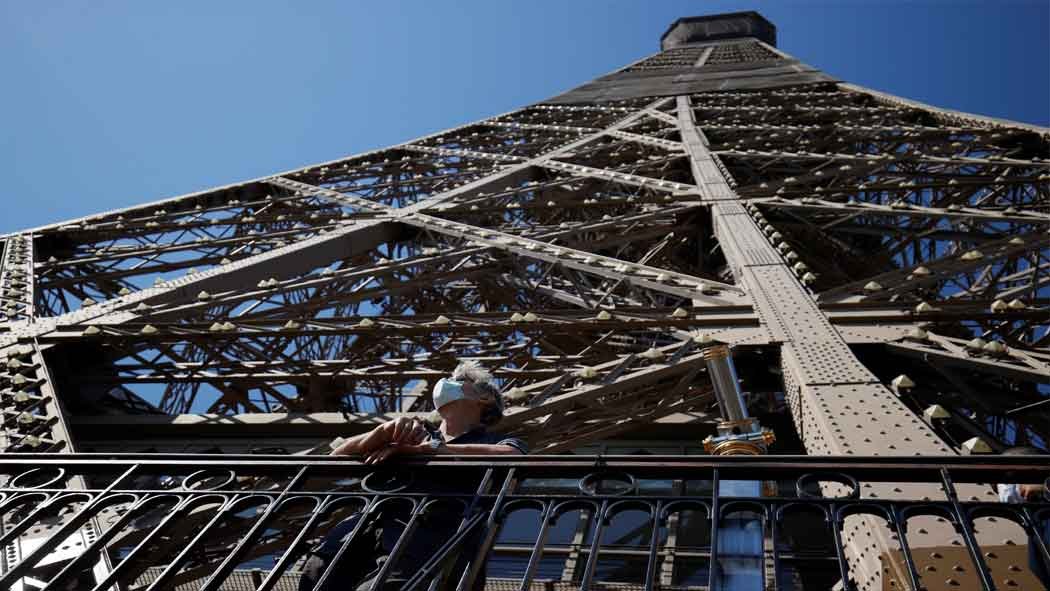 La Torre Eiffel, el monumento más famoso de París visitado anualmente por siete millones de personas, reabrió sus puertas este jueves, después de un cierre de tres meses debido a la pandemia del nuevo coronavirus, según pudo comprobar una periodista de AFP. La Torre Eiffel, el monumento más famoso de París visitado anualmente por siete millones de personas, reabrió sus puertas este jueves, después de un cierre de tres meses debido a la pandemia del nuevo coronavirus, según pudo comprobar una periodista de AFP.