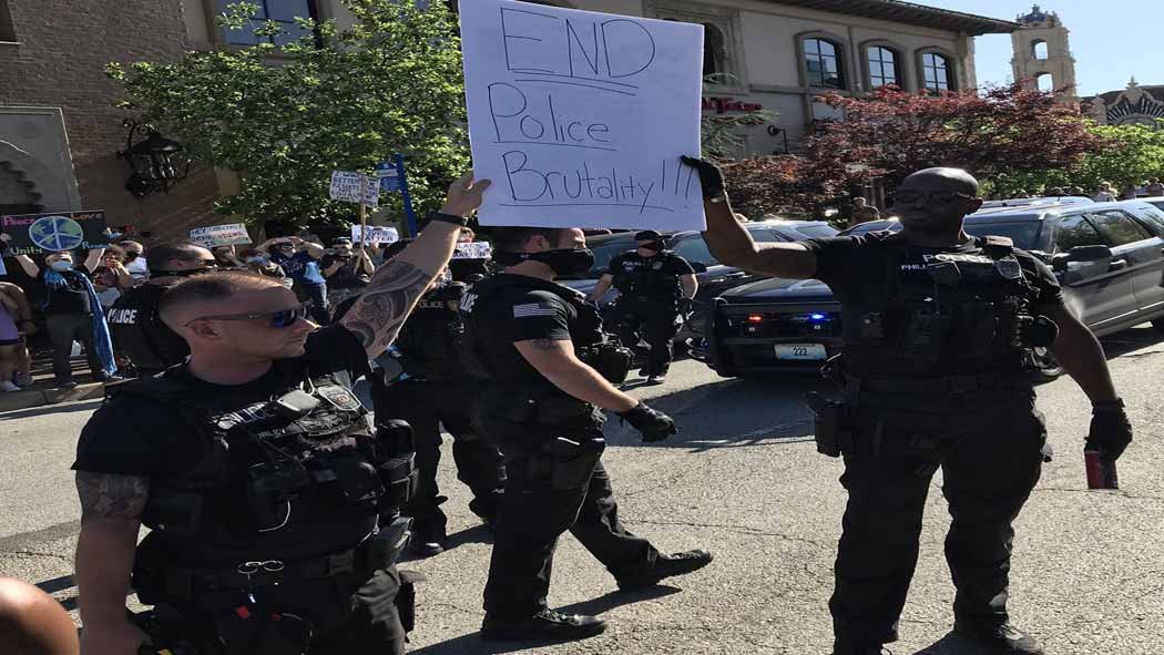 Video policías de Florida se arrodillan para orar por George Floyd