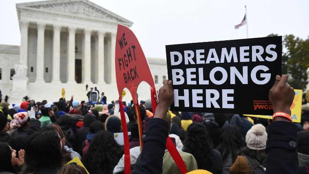 El presidente de los Estados Unidos, Donald Trump, vio un nuevo revés durante estos últimos meses, la Corte Suprema de Estados Unidos bloqueó el intento del mandatario de bloquear el programa Acción Diferida para los Llegados en la Infancia (DACA por sus siglas en inglés). El presidente de los Estados Unidos, Donald Trump, vio un nuevo revés durante estos últimos meses, la Corte Suprema de Estados Unidos bloqueó el intento del mandatario de bloquear el programa Acción Diferida para los Llegados en la Infancia (DACA por sus siglas en inglés).