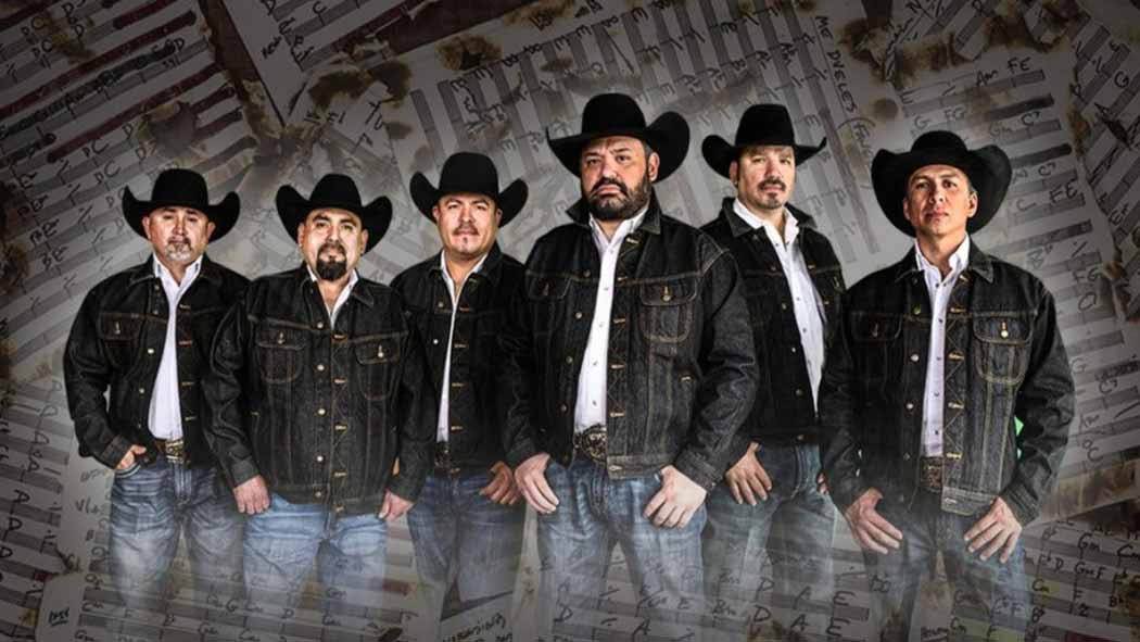 La agrupación musical mexicana Intocable anunció que cinco de sus miembros dieron positivo a las pruebas del Covid-19, después de que en los últimos días su baterista presentara algunos síntomas del virus.