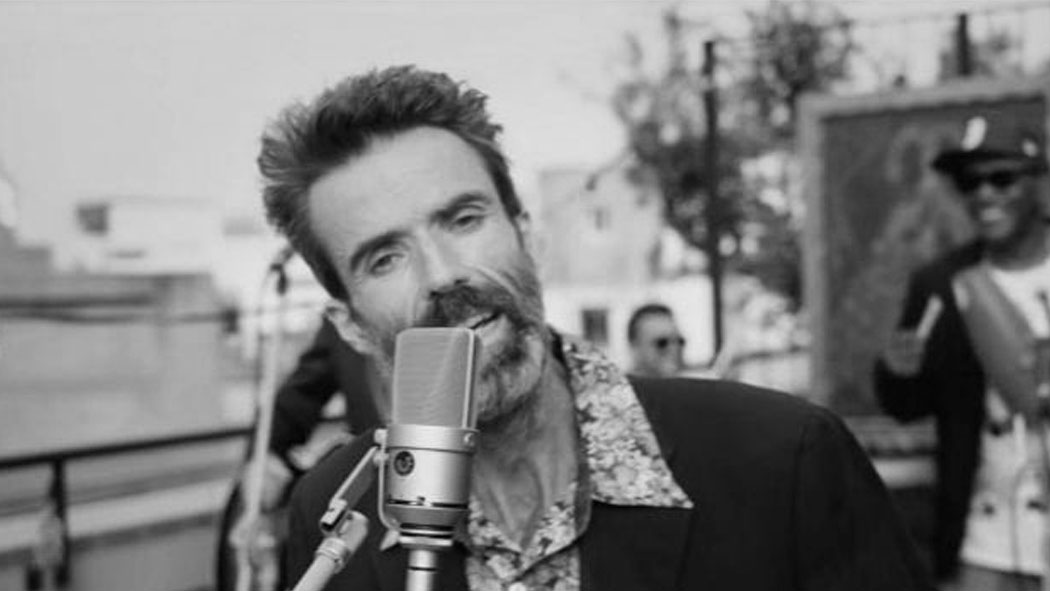 El cantante y compositor español Pau Donés, vocalista del grupo Jarabe de Palo, murió este martes en Barcelona a los 53 años de edad a consecuencia del cáncer que se le diagnosticó en 2015, contra el que estuvo batallando desde entonces, según ha informado la familia.