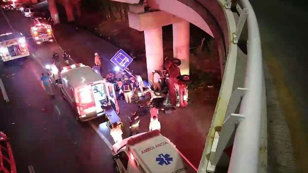 El choque de una camioneta pick up contra los pilares de un retorno elevado en la carretera a Nogales, en Zapopan, cobró la vida de seis personas y dejó tres más lesionadas.