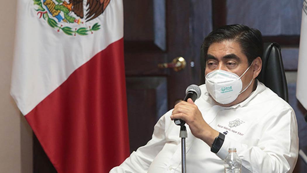 El gobernador de Puebla, Miguel Barbosa Huerta anunció la cancelación del programa “Hoy no Circula” al decir que cumplió en su momento su finalidad de reducir la movilidad y controlar la curva de contagios, pero actualmente provoca un efecto a la inversa al buscar el transporte público como alternativa. El gobernador de Puebla, Miguel Barbosa Huerta anunció la cancelación del programa “Hoy no Circula” al decir que cumplió en su momento su finalidad de reducir la movilidad y controlar la curva de contagios, pero actualmente provoca un efecto a la inversa al buscar el transporte público como alternativa.