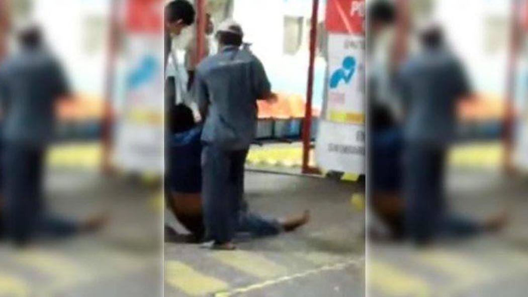 Un paramédico y un guardia de la Cruz Roja le negaron el acceso al viejito porque no tenía dinero para pagar la consulta Un paramédico y un guardia de la Cruz Roja le negaron el acceso al viejito porque no tenía dinero para pagar la consulta
