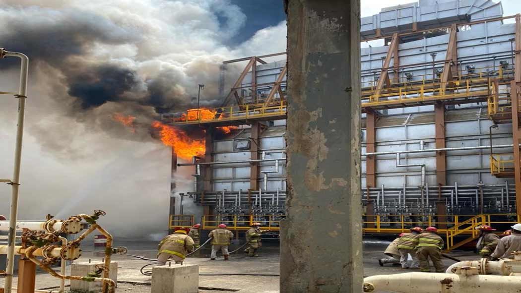 Petróleos Mexicanos (Pemex) confirmó que tras el sismo de 7.5 grados registrado esta mañana en Oaxaca, un incendio afectó a la refinería 'Antonio Dovalí Jaime' de Salina Cruz. Petróleos Mexicanos (Pemex) confirmó que tras el sismo de 7.5 grados registrado esta mañana en Oaxaca, un incendio afectó a la refinería 'Antonio Dovalí Jaime' de Salina Cruz.