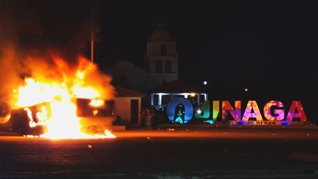 En Ojinaga, Chihuahua, al menos 700 personas, en su mayoría agricultores, incendiaron vehículos frente a la Presidencia Municipal, en protesta por la extracción de agua de la presa El Granero, para entregarla a estados unidos, como parte del Tratado Internacional de Aguas.