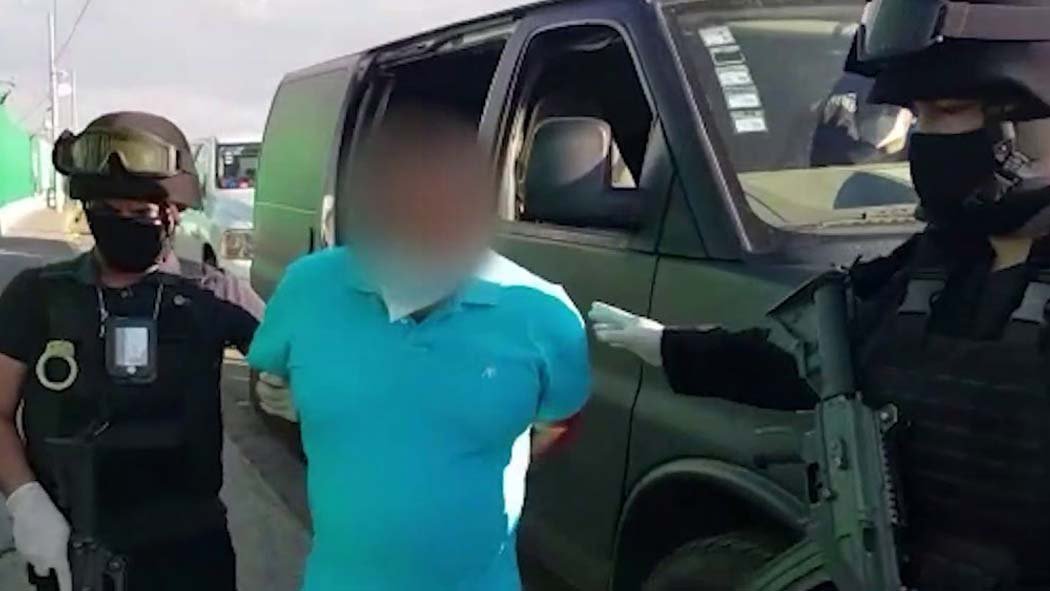 La Fiscalía General de Justicia del Estado de México (FGJEM), aprehendió a Fidel “N”, presidente municipal de Zacualpan, por su probable participación en la agresión en contra del Fiscal Regional de Ixtapan de la Sal, registrada el 11 de marzo del año pasado. La Fiscalía General de Justicia del Estado de México (FGJEM), aprehendió a Fidel “N”, presidente municipal de Zacualpan, por su probable participación en la agresión en contra del Fiscal Regional de Ixtapan de la Sal, registrada el 11 de marzo del año pasado.