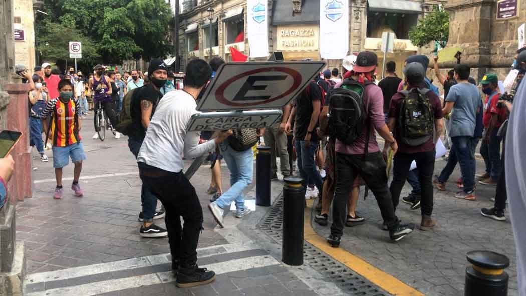 En Jalisco vandalizan Palacio de Gobierno y queman patrulla exigiendo #JusticiaParaGiovanni