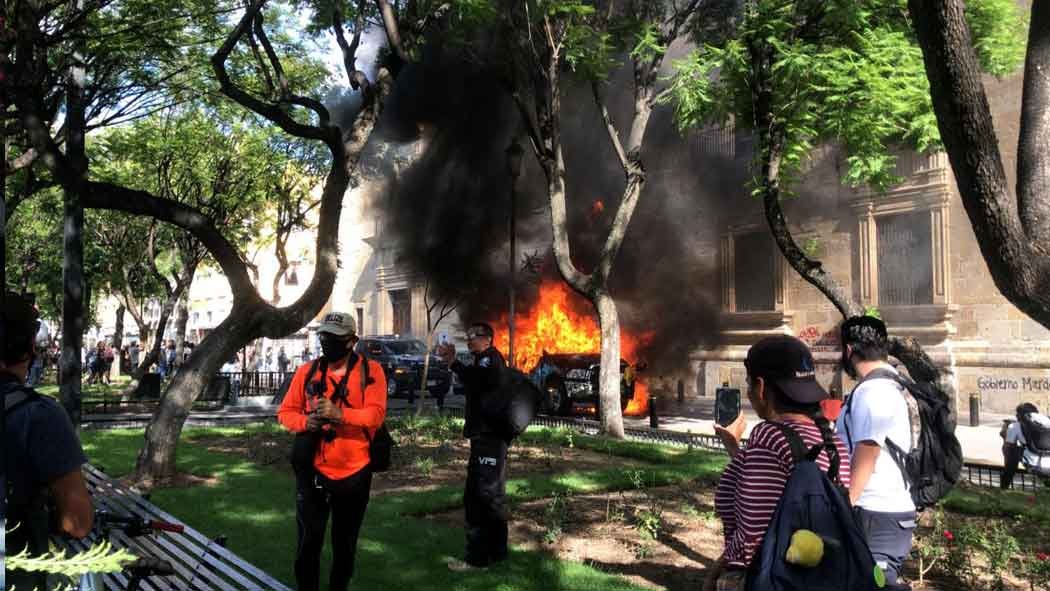 Decenas de personas se manifiestan afuera de Palacio de Gobierno en el Centro de Guadalajara por la muerte de Giovanni López a manos de policías de Ixtlahuacán de los Membrillos. Decenas de personas se manifiestan afuera de Palacio de Gobierno en el Centro de Guadalajara por la muerte de Giovanni López a manos de policías de Ixtlahuacán de los Membrillos.