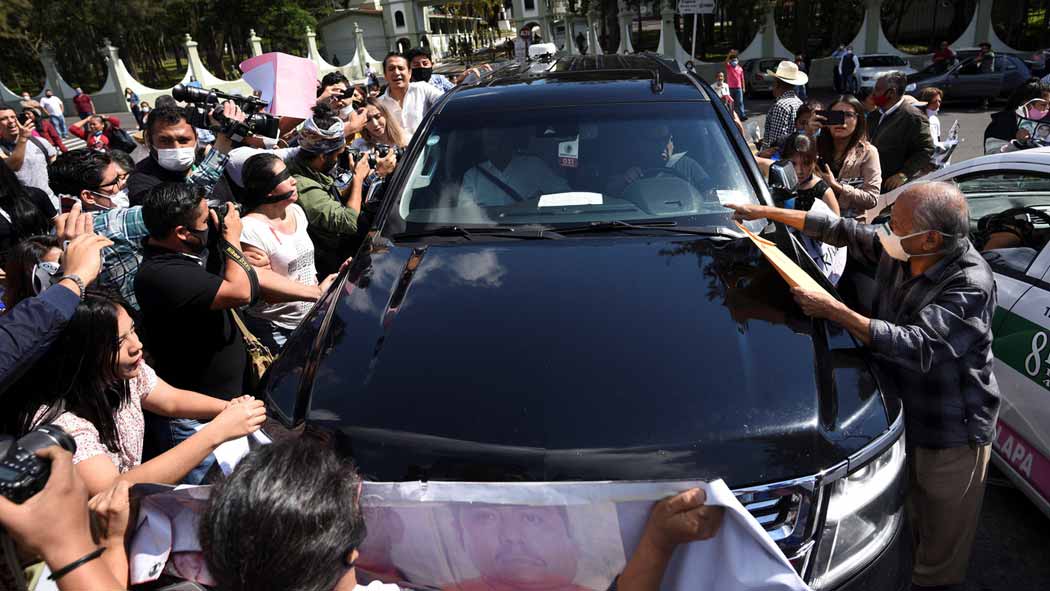 Familiares de personas desaparecidas protestaron y rodearon la camioneta en la que se transportaba el Presidente Andrés Manuel López Obrador, para exigir atención a sus casos.