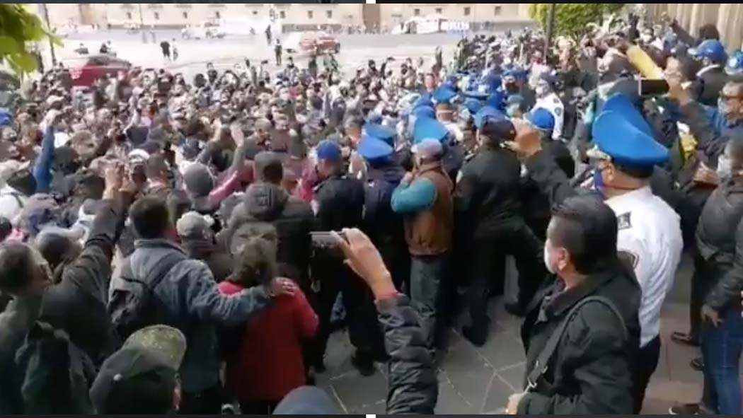 Los uniformados mantienen cierres en Eje Central y Avenida Juárez y avenida 20 de noviembre a la altura de Venustiano Carranza; exigen incremento salarial del nueve por ciento.