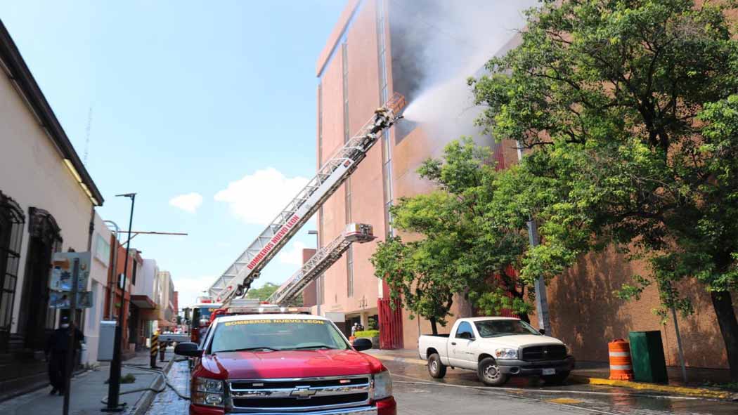 Esta tarde se registró un fuerte incendio en el edificio de la Tesorería del Gobierno del Estado, en Monterrey, Nuevo León.