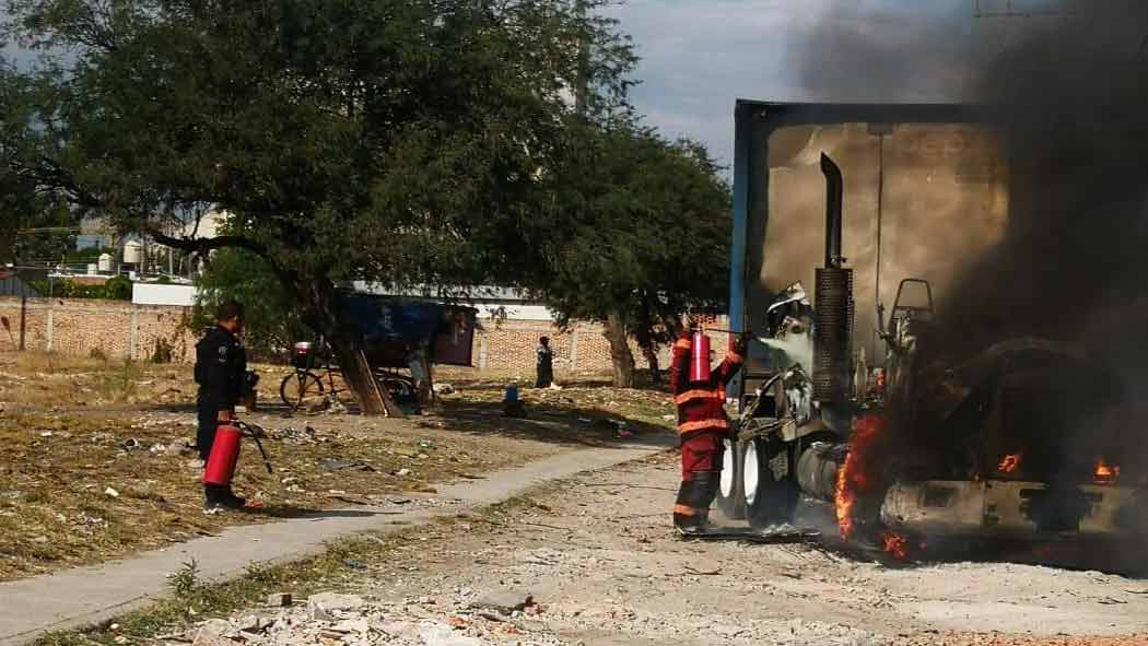 Violencia en Guanajuato bloqueos en carreteras y autos quemados tras operativo