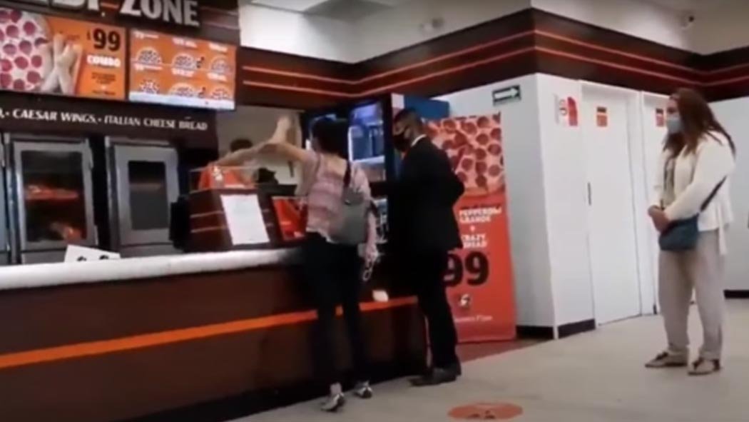 Este lunes, se viralizó el video de una mujer apodada Lady Pizza que a pesar de la contingencia y las normas de seguridad de salud decidió ir a comprar una pizza sin cubrebocas y ahí agredió al personal. Este lunes, se viralizó el video de una mujer apodada Lady Pizza que a pesar de la contingencia y las normas de seguridad de salud decidió ir a comprar una pizza sin cubrebocas y ahí agredió al personal.