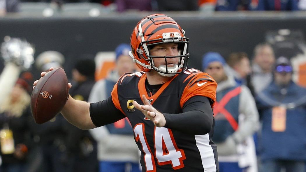 Tras haber sido cortado esta semana por los Bengals, el QB Andy Dalton ya tiene nuevo equipo: los Dallas Cowboys. El veterano regresará a Texas (pues estudió en TCU) después de que acordara un contrato por un año con la franquicia que ahora comandará el head coach Mike McCarthy. Dalton firmará por 7 millones de dólares con 3 millones garantizados. Tras haber sido cortado esta semana por los Bengals, el QB Andy Dalton ya tiene nuevo equipo: los Dallas Cowboys. El veterano regresará a Texas (pues estudió en TCU) después de que acordara un contrato por un año con la franquicia que ahora comandará el head coach Mike McCarthy. Dalton firmará por 7 millones de dólares con 3 millones garantizados.