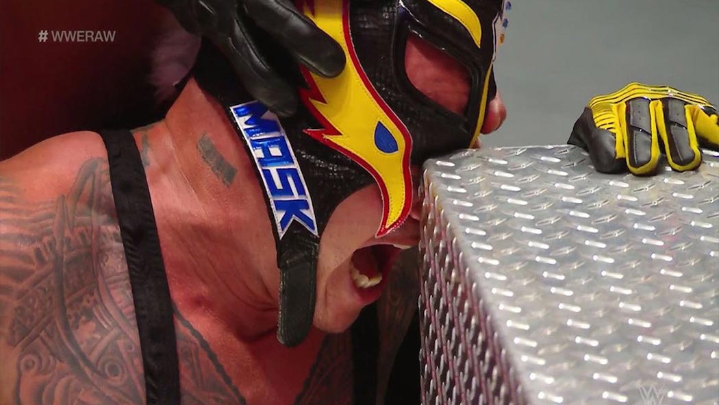El peleador de raices mexicanas Rey Mysterio Jr., quien fue atacado por Seth Rollins al estrellar su rostro con las escaleras metalicas del cuadrialtero y lesionarle el ojo, se encuentra en estado critico, asi lo informó la empresa WWE.