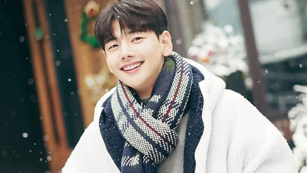 Park Ji Hoon, actor que apareció en el dorama Chicago Typewriter, falleció a los 31 años (32 en edad coreana) víctima del cáncer de estómago. La familia confirmó el deceso en la cuenta de Instagram del joven talento. Park Ji Hoon, actor que apareció en el dorama Chicago Typewriter, falleció a los 31 años (32 en edad coreana) víctima del cáncer de estómago. La familia confirmó el deceso en la cuenta de Instagram del joven talento.