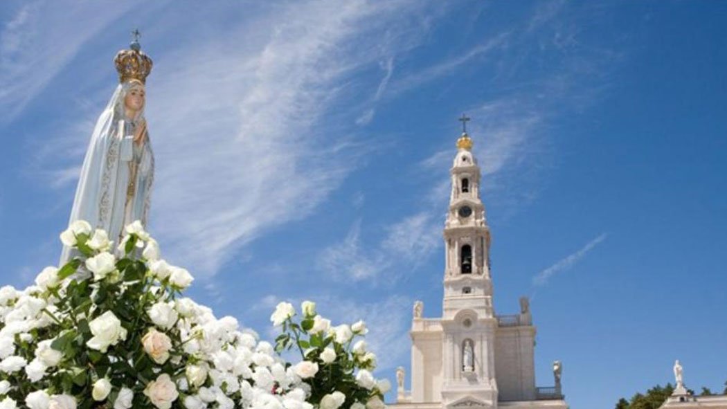 Por primera vez en su historia, el santuario de Fátima celebra la peregrinación que evoca la primera Aparición de Nuestra Señora en Cova da Iria, sin peregrinos en sus espacios, siguiendo las decisiones sanitarias impuestas por las autoridades a causa de la pandemia provocada por COVID-19. Por primera vez en su historia, el santuario de Fátima celebra la peregrinación que evoca la primera Aparición de Nuestra Señora en Cova da Iria, sin peregrinos en sus espacios, siguiendo las decisiones sanitarias impuestas por las autoridades a causa de la pandemia provocada por COVID-19.