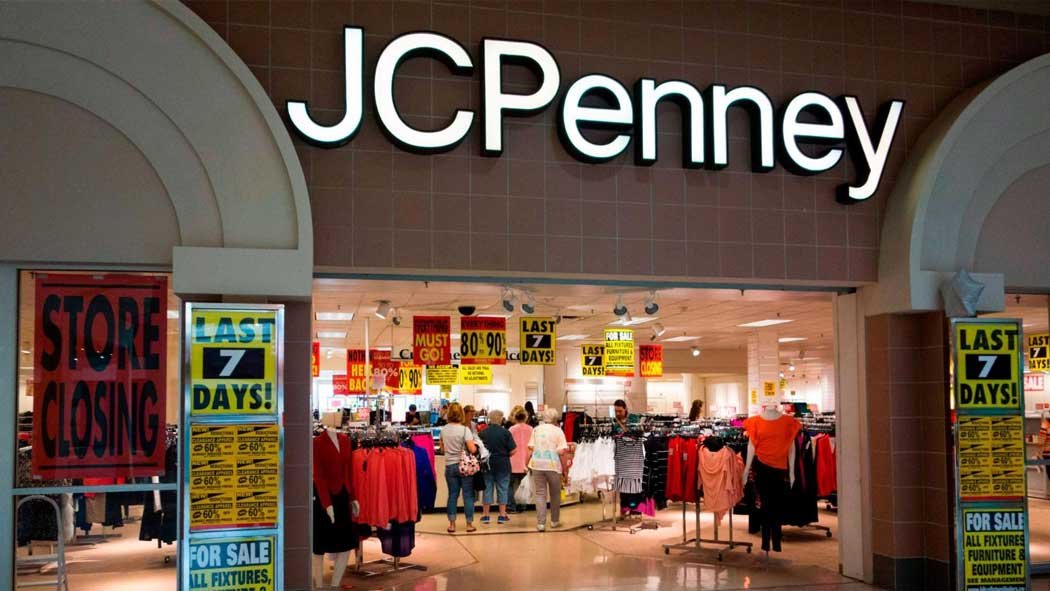 La cadena de tiendas departamentales J.C.Penney se declaró hoy en bancarrota, tras un lento y arduo declive del considerado una vez el pilar de los centros comerciales de Estados Unidos. La cadena de tiendas departamentales J.C.Penney se declaró hoy en bancarrota, tras un lento y arduo declive del considerado una vez el pilar de los centros comerciales de Estados Unidos.