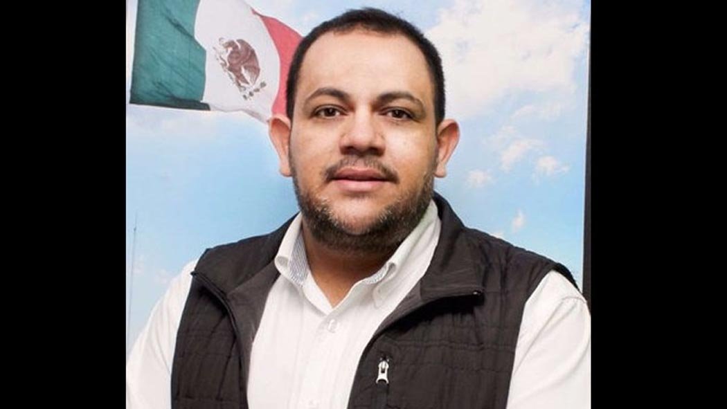 Agentes que arribaron al lugar de los hechos se mostraron conmocionados al conocer el ataque contra sus compañeros, y con quien mantenía relación cercana con los elementos de la corporación. Agentes que arribaron al lugar de los hechos se mostraron conmocionados al conocer el ataque contra sus compañeros, y con quien mantenía relación cercana con los elementos de la corporación.