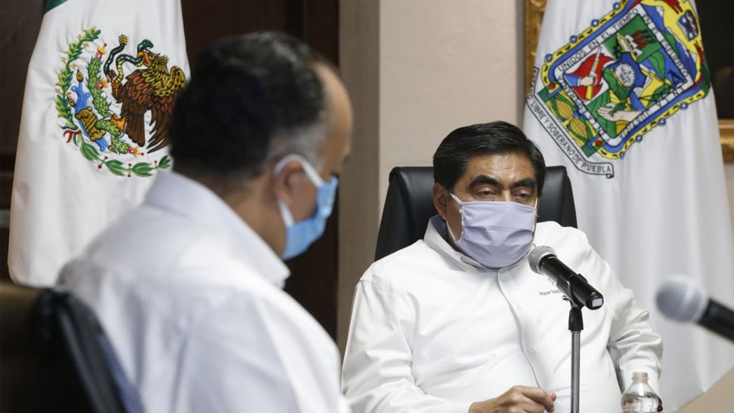 Miguel Barbosa, gobernador del estado de Puebla, expresó su molestia con las autoridades federales del gobierno de México ante las acciones que han tomado durante la pandemia de coronavirus en el país. Las acusó de manipular las cifras y de intentar enviar enfermos de otros estados a Puebla. Miguel Barbosa, gobernador del estado de Puebla, expresó su molestia con las autoridades federales del gobierno de México ante las acciones que han tomado durante la pandemia de coronavirus en el país. Las acusó de manipular las cifras y de intentar enviar enfermos de otros estados a Puebla.