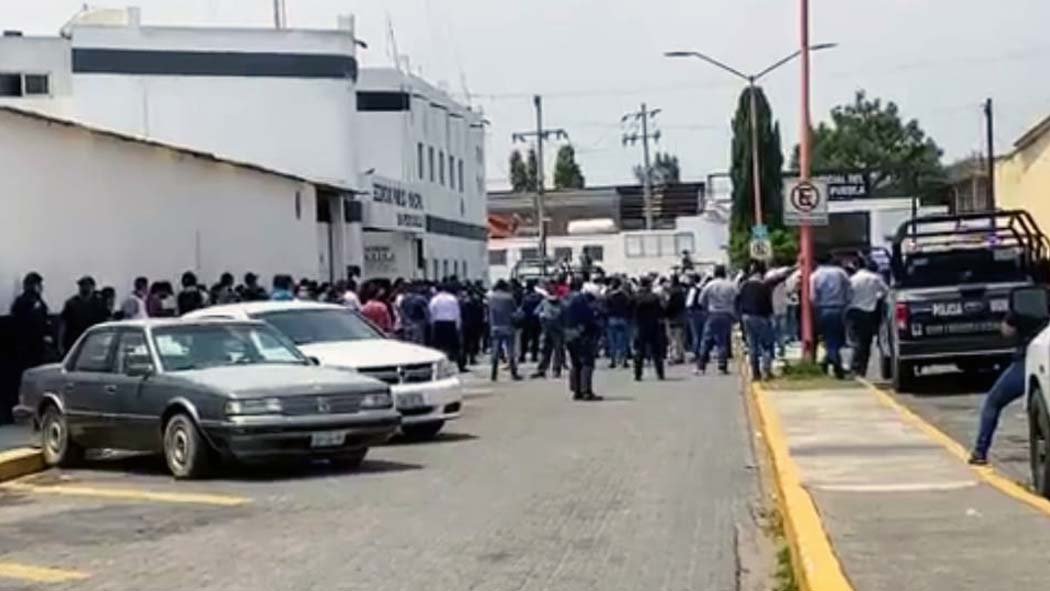 Habitantes de Coronango, causan destrozos en la Comisaría de Seguridad Pública de San Pedro Cholula, después de que tres hombres fueran señalados por robo, los pobladores quisieron recuperar a los delincuentes que momentos antes, habían sido recuperados por elementos de la policía, por un intento de linchamiento por parte de los inconformes. Habitantes de Coronango, causan destrozos en la Comisaría de Seguridad Pública de San Pedro Cholula, después de que tres hombres fueran señalados por robo, los pobladores quisieron recuperar a los delincuentes que momentos antes, habían sido recuperados por elementos de la policía, por un intento de linchamiento por parte de los inconformes.