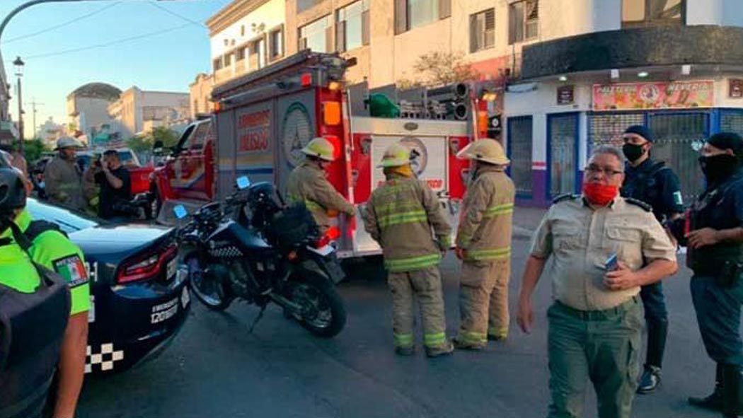 Como saldo de un incendio en un hotel de la zona Centro de Guadalajara, una persona resultó con severas lesiones por caída.