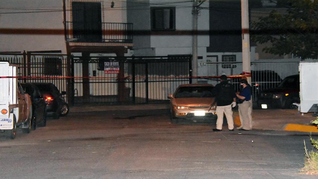 Un hombre fue ejecutado cuando llegaba a su domicilio en calles de la colonia Paseos de Chihuahua, al norte de la ciudad, lo que generó una intensa movilización de elementos policiacos.