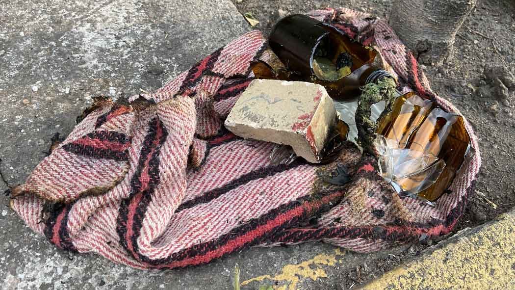 Encapuchados lanzan bombas molotov en el CCH Sur