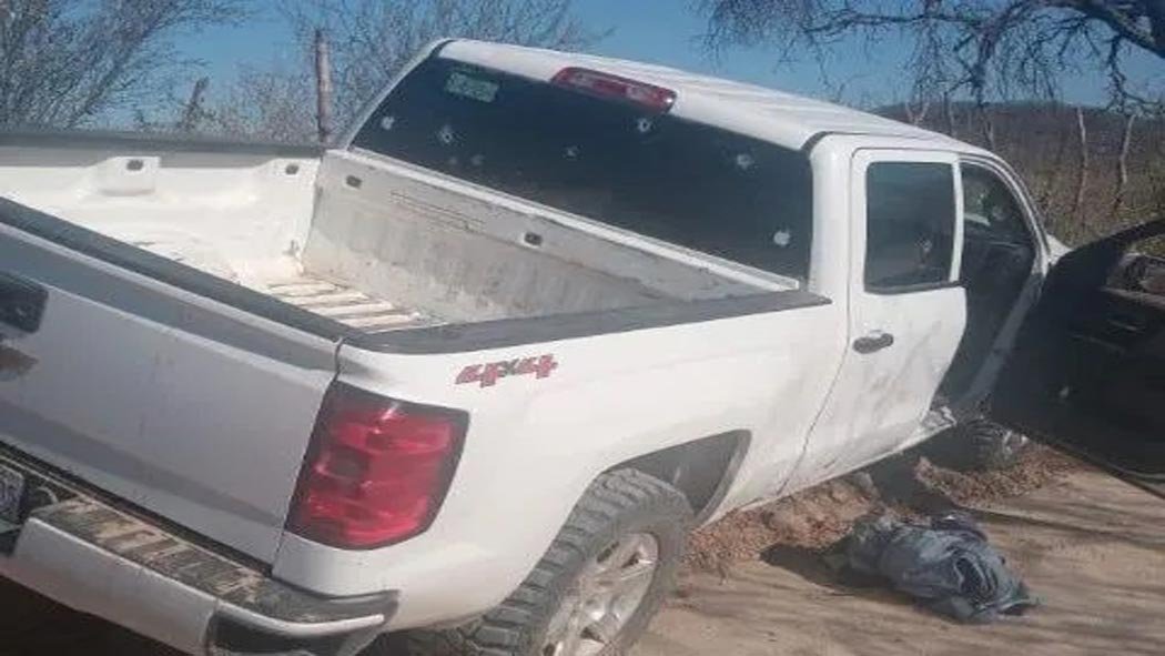 La mañana de este sábado fue reportado un enfrentamiento a balazos en las inmediaciones el poblado El Guayabito, en el alteño municipio de Choix, dejando el saldo de cuatro muertos, dos de ellos vestidos con ropa camuflajeada. La mañana de este sábado fue reportado un enfrentamiento a balazos en las inmediaciones el poblado El Guayabito, en el alteño municipio de Choix, dejando el saldo de cuatro muertos, dos de ellos vestidos con ropa camuflajeada.