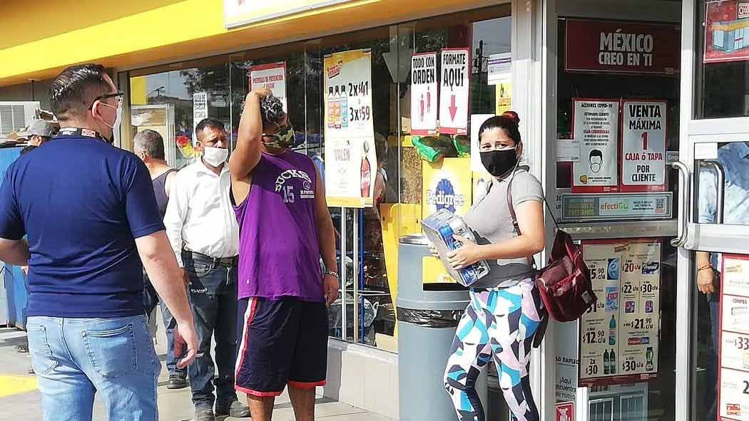 Cientos de ciudadanos hicieron largas filas durante esta mañana en una tienda de conveniencia, en el municipio Escobedo, para comprar cerveza Cientos de ciudadanos hicieron largas filas durante esta mañana en una tienda de conveniencia, en el municipio Escobedo, para comprar cerveza