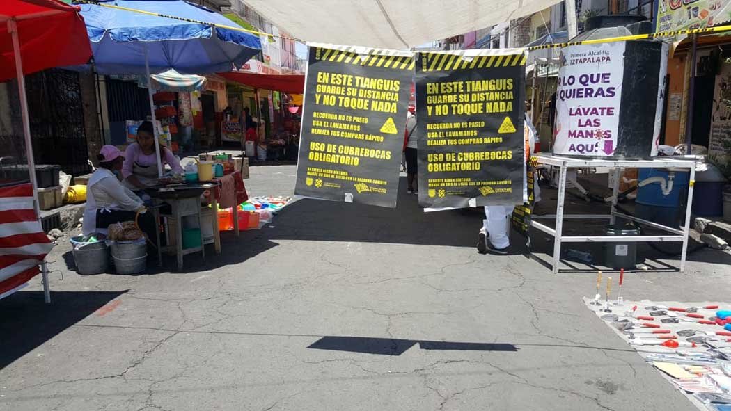 Identifican estaciones del Metro y tianguis que concentran gran cantidad de personas; con letreros piden