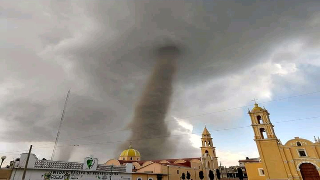 Vecinos del poblado de San Nicolas Buenos Aires, Puebla, reportaron la presencia de un tornado en la salida Oriente de la comunidad.