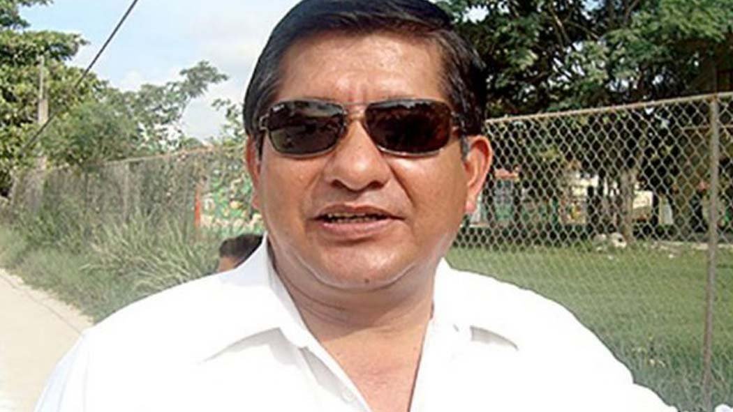 El mayor Valentín Díaz Reyes, ex subsecretario de Prevención y Readaptación Social en tiempos de Fernando Toranzo, fue ejecutado ayer por la noche cuando llegaba a su domicilio en el municipio de Jáltipan de Morelos, Veracruz. Se menciona que su esposa resultó herida El mayor Valentín Díaz Reyes, ex subsecretario de Prevención y Readaptación Social en tiempos de Fernando Toranzo, fue ejecutado ayer por la noche cuando llegaba a su domicilio en el municipio de Jáltipan de Morelos, Veracruz. Se menciona que su esposa resultó herida