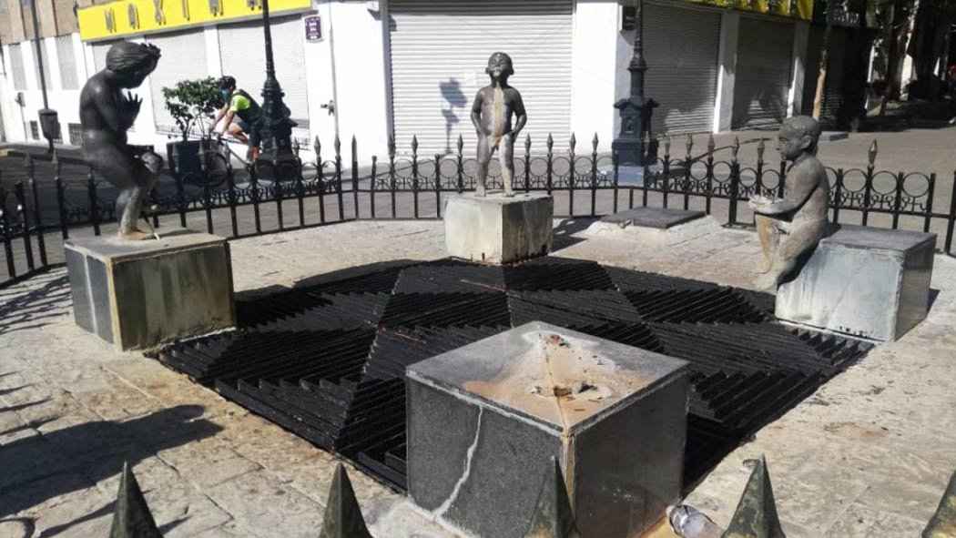 De nueva cuenta una escultura de la fuente de los Niños Traviesos, ubicada sobre el andador de la calle Morelos, entre el teatro Degollado y el Hospicio Cabañas, fue hurtada. De nueva cuenta una escultura de la fuente de los Niños Traviesos, ubicada sobre el andador de la calle Morelos, entre el teatro Degollado y el Hospicio Cabañas, fue hurtada.