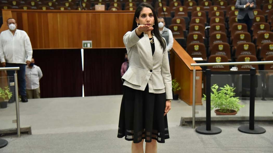 Con el voto de 38 diputados, el Congreso de Veracruz ratificó a Verónica Hernández Giádans como titular de la Fiscalía General del Estado, luego de que asumiera como encargada de despacho el año pasado tras la destitución de Jorge Winckler.
